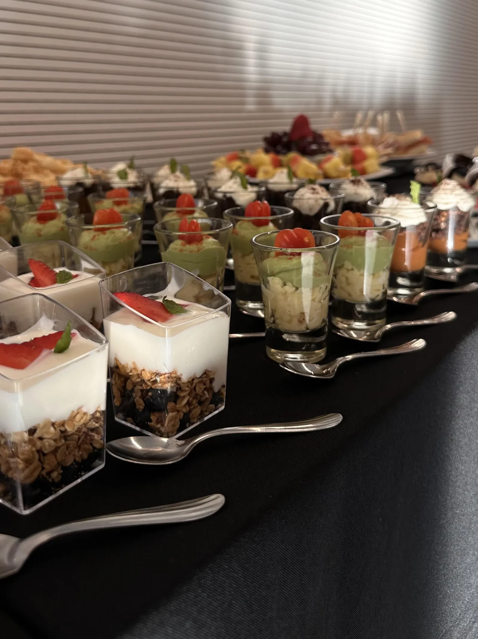 Vasos servidos para un servicio de catering empresarial y social